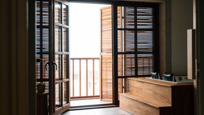豪華客房, 露台, 山景 | 迷你吧贈品、房內夾萬、手提電腦工作空間、免費 Wi-Fi