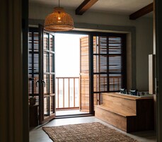 Minibar con artĂculos gratuitos y caja de seguridad en la habitaciĂłn