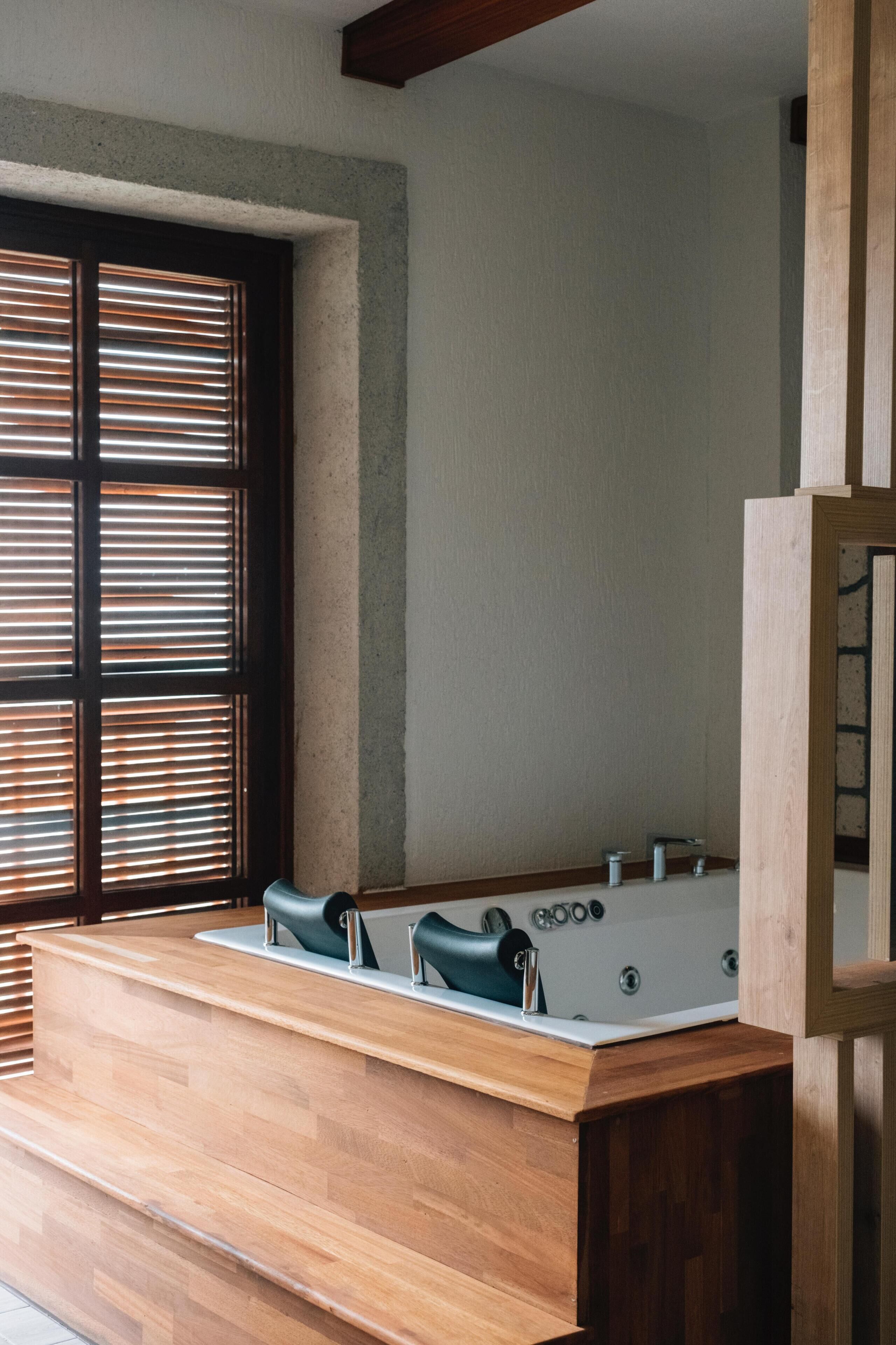 Deluxe kamer, balkon, uitzicht op bergen | Een kluis op de kamer, een laptopwerkplek, gratis wifi