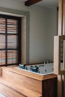 Minibar con artĂculos gratuitos y caja de seguridad en la habitaciĂłn