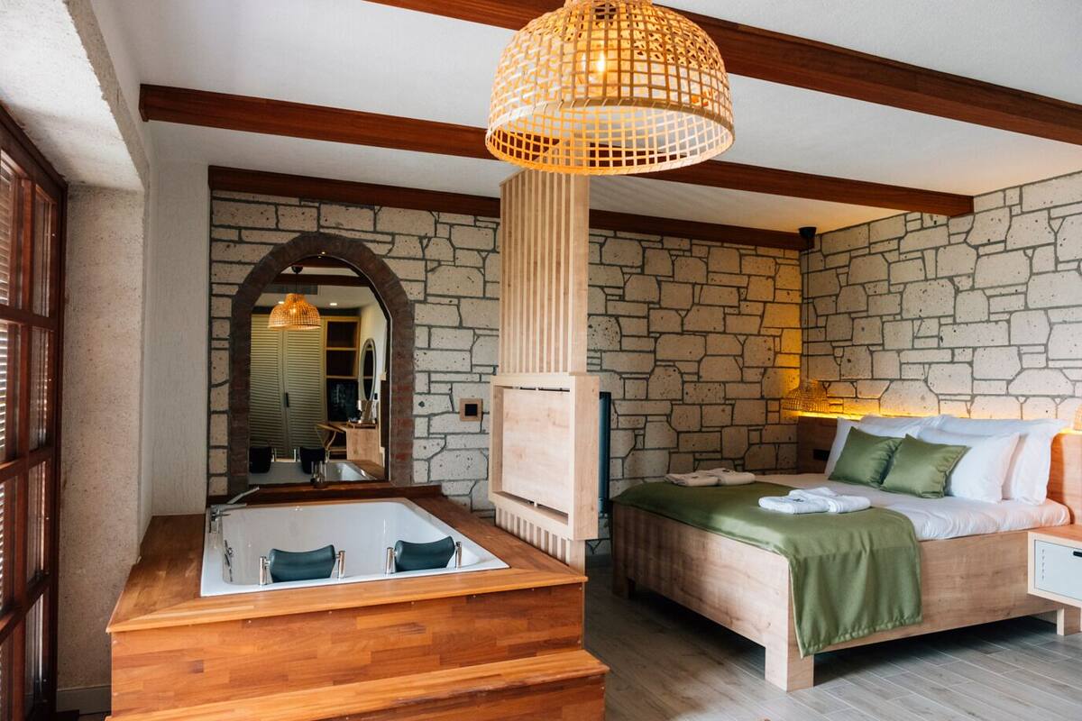 Deluxe Room, Balcony, Mountain View | Minibar (free items), in-room safe, laptop workspace, WiFi (free)