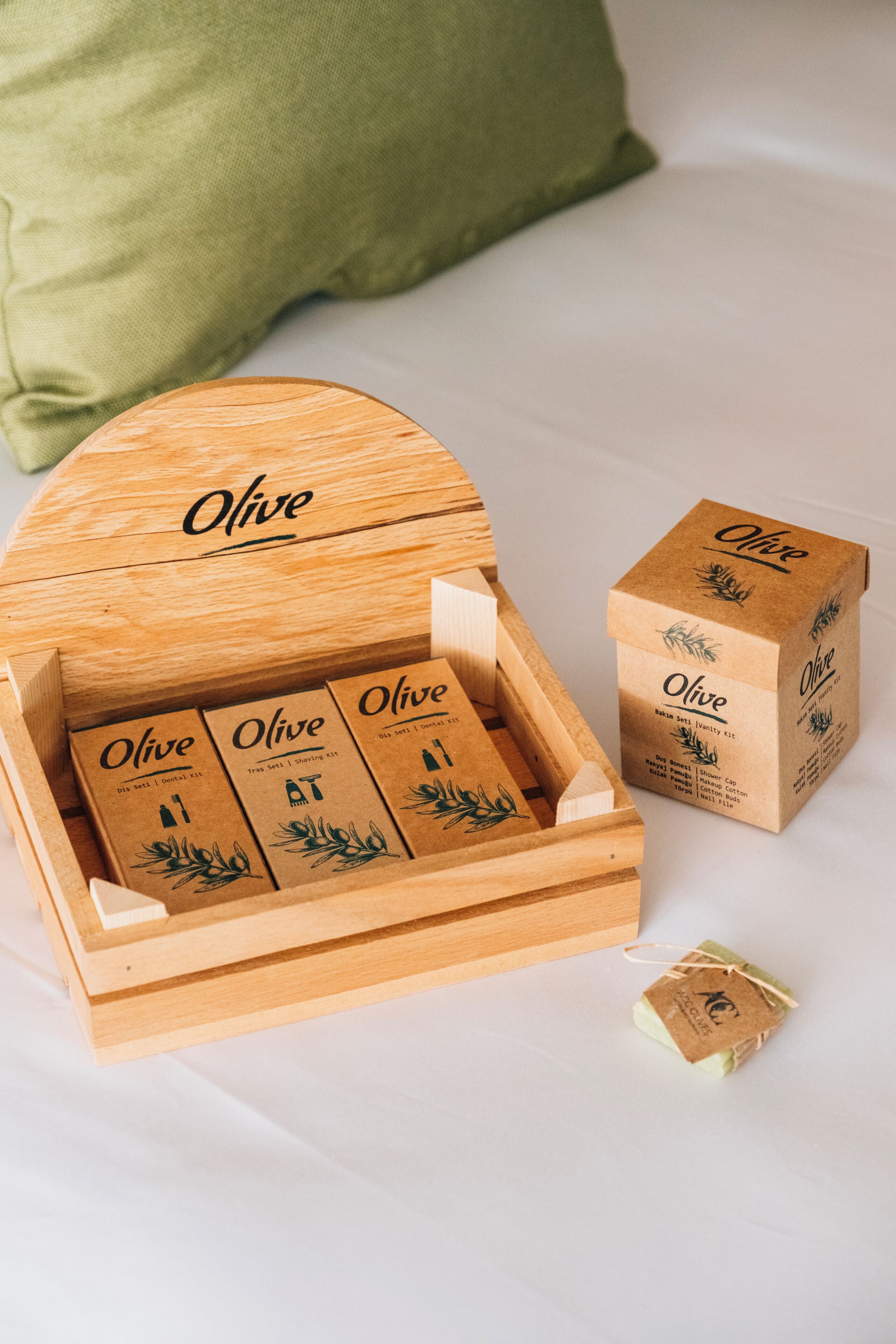 Une boîte en bois sur laquelle est inscrit le mot « Olive », et qui contient plusieurs petites boîtes également étiquetées « Olive ».