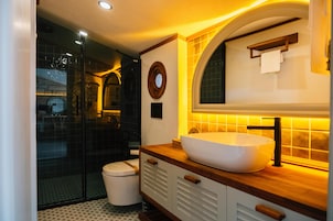 Minibar con artículos gratuitos y caja de seguridad en la habitación 