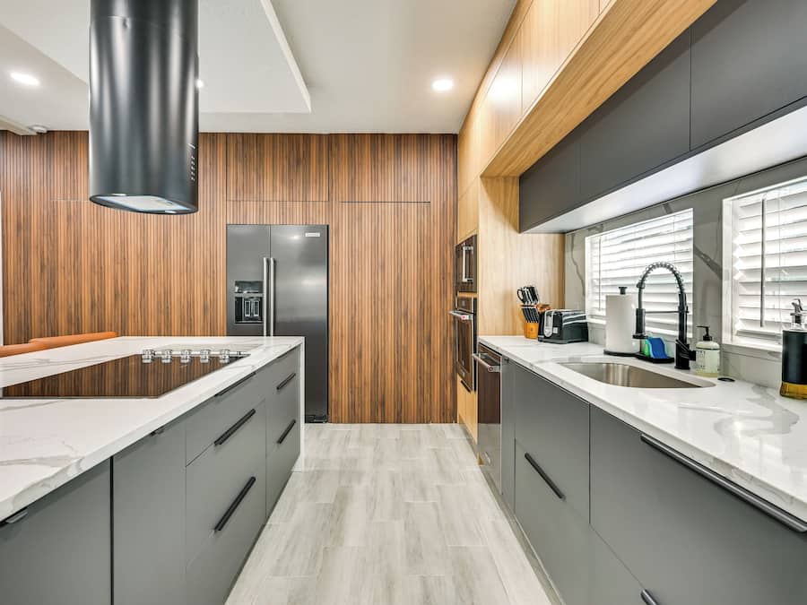 Una cocina moderna con una isla central, electrodomésticos integrados y un diseño elegante.