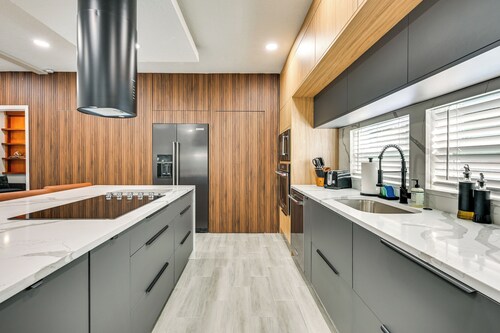 Modern Lakeland Golf Retreat w/ Putting Green