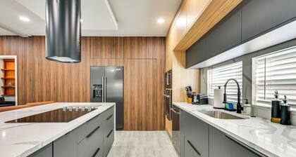 Modern Lakeland Golf Retreat w/ Putting Green