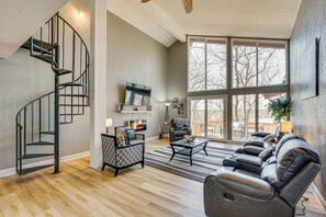 House (4 Bedrooms) | Living area