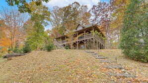 A rustic cabin with a wooden deck and stairs leading to the main entrance. - Secluded Mtn-view Retreat in Mars Hill (Mars Hill)