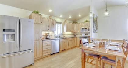 2 Mi to Dinosaur Journey Museum: Mtn-view Haven!