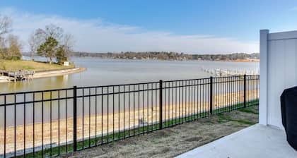 Lake Greenwood Getaway w/ Docks & Waterfront Views