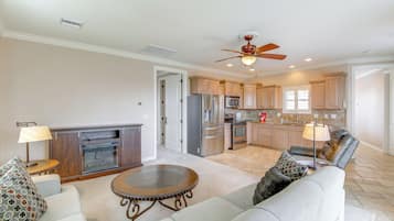 House (6 Bedrooms) | Interior