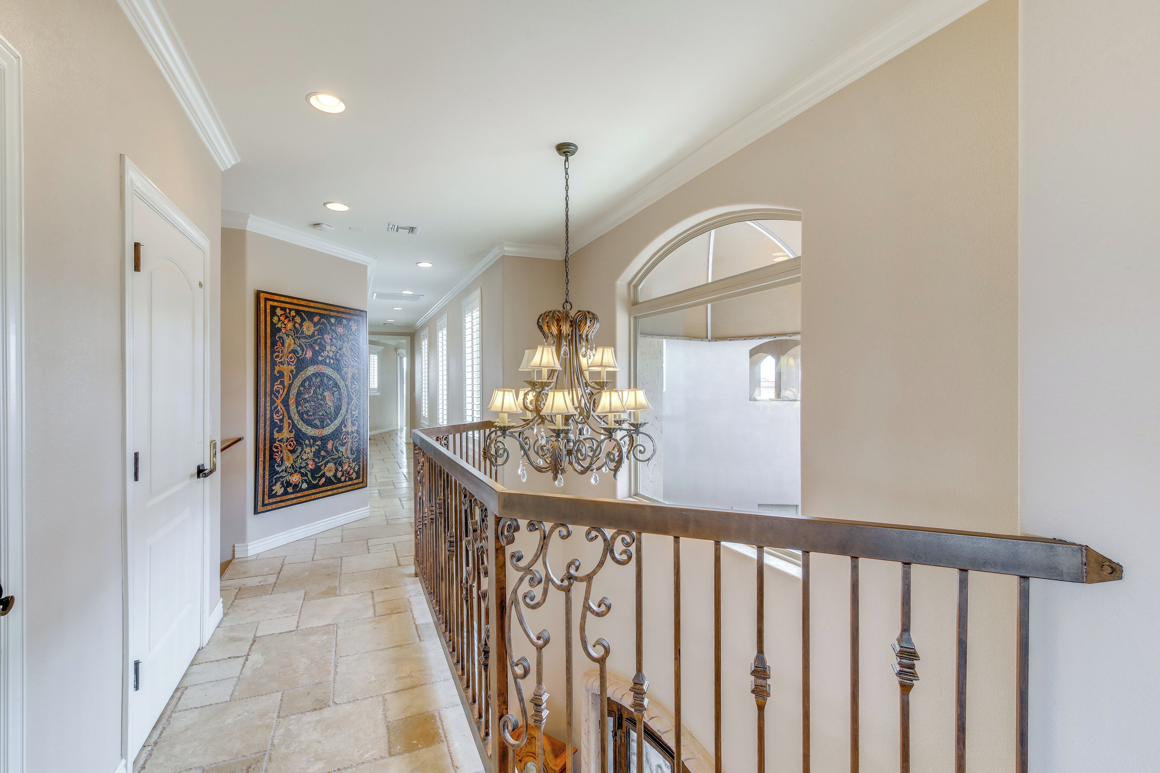 House (6 Bedrooms) | Interior