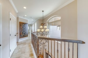 House (6 Bedrooms) | Interior