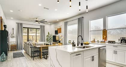 Walk to Lake: Modern Pet-friendly Home in Granbury