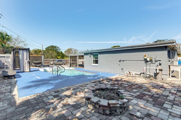 8 Mi To Sunset Beach: Home W/ Large Patio + Pool! - New Port Richey, FL