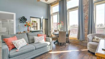 Apartment (1 Bedroom) | Living area | TV