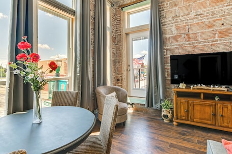 Apartment (1 Bedroom) | Interior. Loft-style Apt in Dtwn Monett: Pets Welcome!