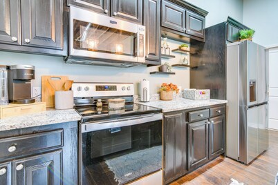 Dtwn Loft in the Heart of Monett: Pets Welcome!