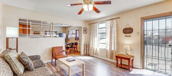 สนามหญ้ารั้วล้อม & วิวภูเขา: อัญมณีที่พักสัตว์เลี้ยงพักได้ใน Superior