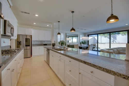 Luxurious & Spacious Family Duplex in Menifee!