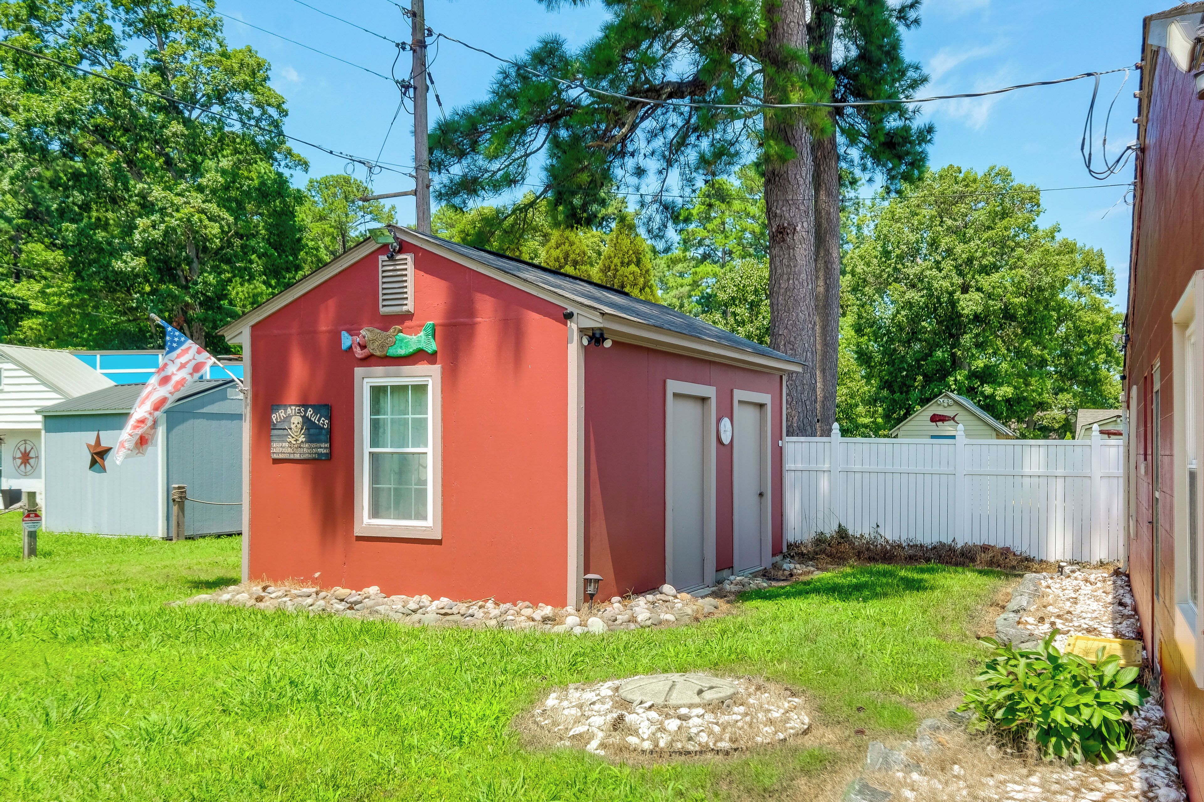 A small red building with a sign reading "Pirates Rides."
