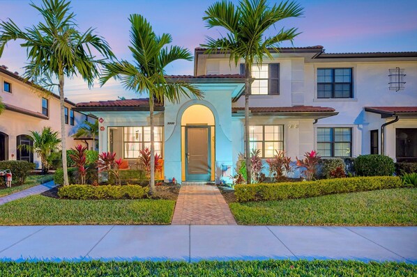 Exterior - Mansions North at Artesia (Naples)