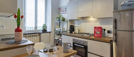 Fridge, oven, dishwasher, coffee/tea maker