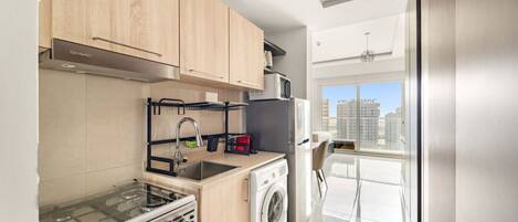 ثلاجة، ميكروويف، فرن، موقد طهي مسطح