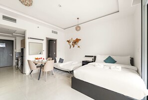 Desk, iron/ironing board, WiFi, bed sheets