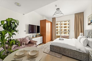 Tabla de planchar con plancha, wifi y ropa de cama 