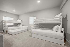 5 habitaciones, tabla de planchar con plancha y cuna de viaje 