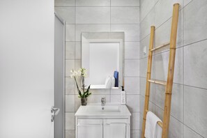 Shower, hair dryer, towels, soap - Faro DAZ House by Get Your Stay (Faro)