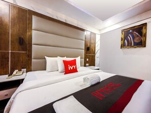 Suite superior, vista a la ciudad | Ropa de cama de alta calidad, escritorio y cortinas blackout 
