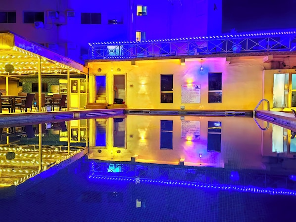 Piscina a l'aire lliure i socorristes a les instal·lacions