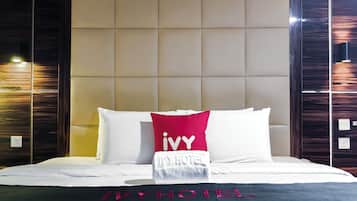 1 Schlafzimmer, hochwertige Bettwaren, Schreibtisch