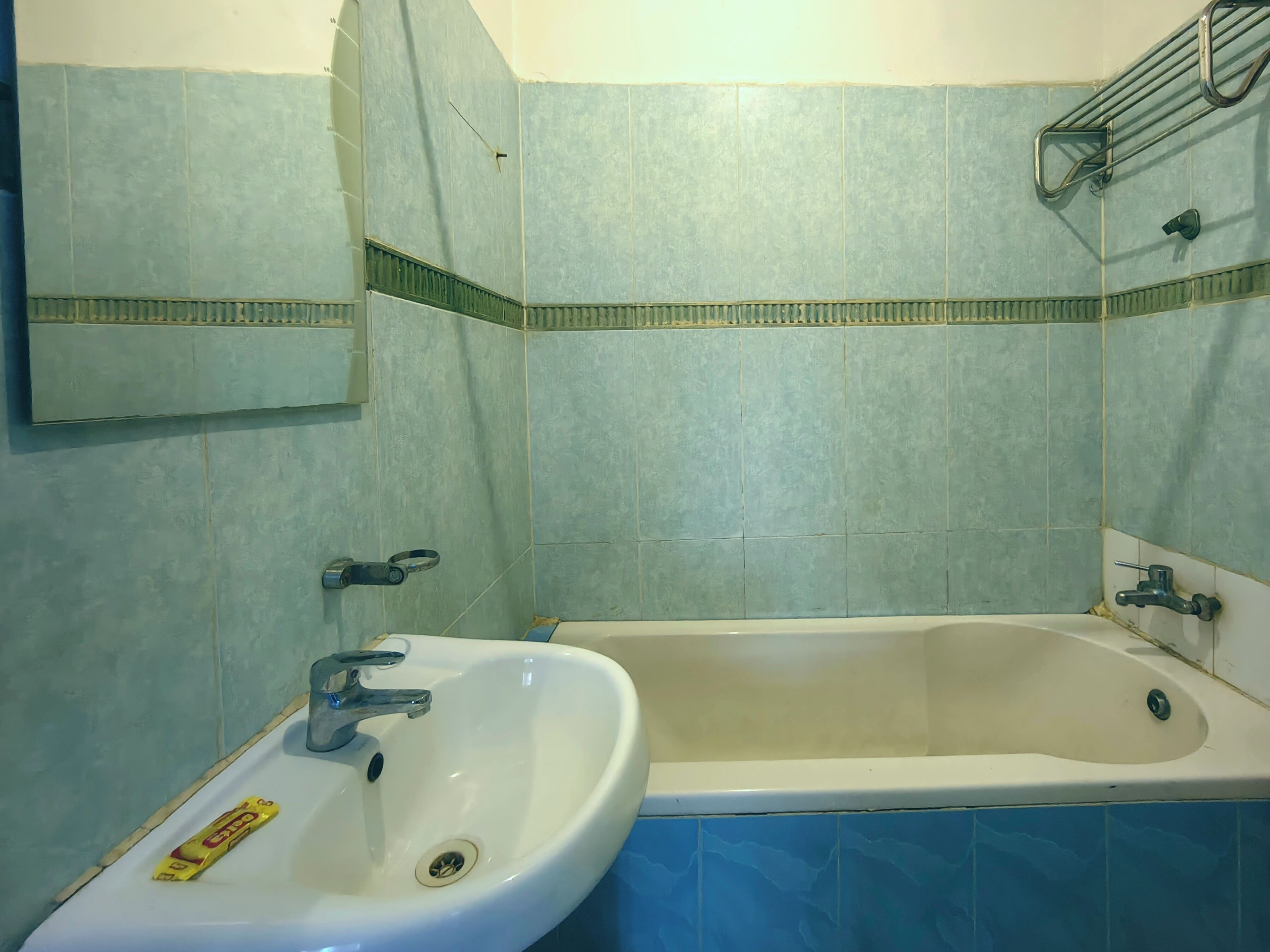 Ein Badezimmer mit Waschbecken, Badewanne und Spiegel.