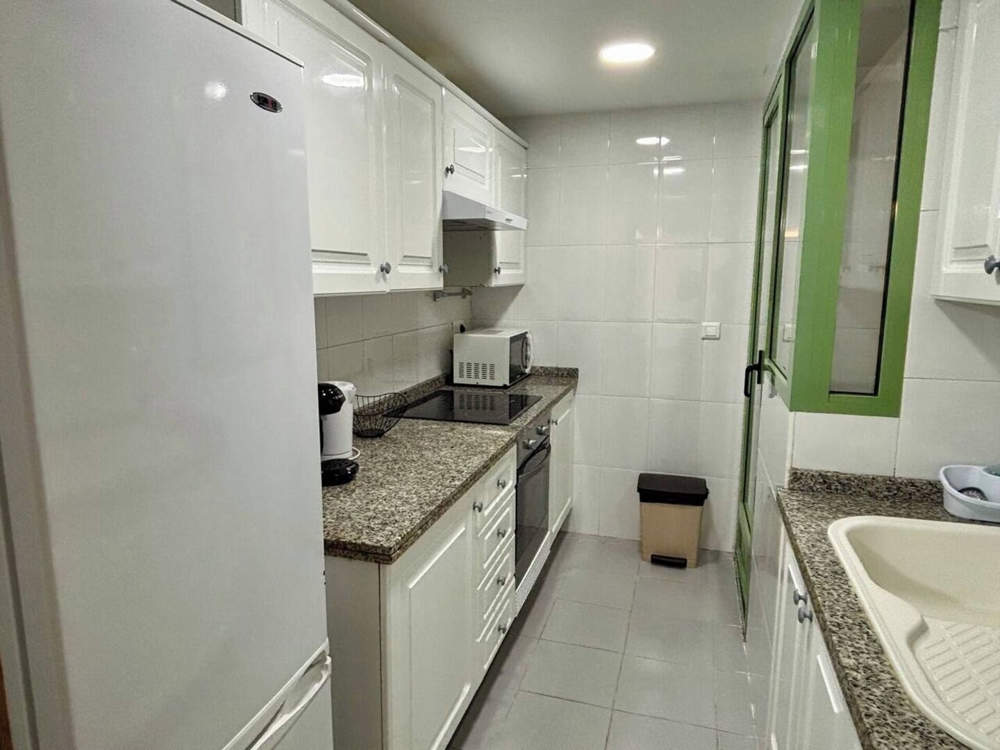 Kylskåp, mikrovågsugn, ugn och spishäll