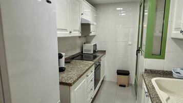 Kylskåp, mikrovågsugn, ugn och spishäll