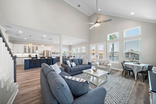 Waterfront Escape w/ Pool, Boat Dock & Great Views