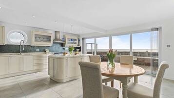 Studio | 2 bedrooms, desk, Internet