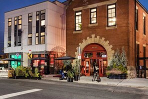 Apartment | 2 bedrooms - Philly s Artful Retreat (Philadelphia)