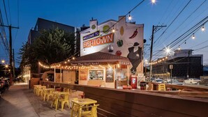 Un restaurante llamado 'Fishtown' con terraza y un cartel dando la bienvenida a los visitantes.