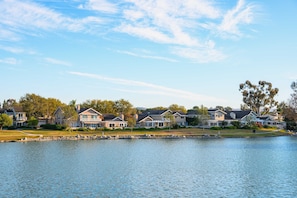 Apartment | 4 bedrooms - Waterfront Retreat With Stunning Views Modern Co (Santa Ana)