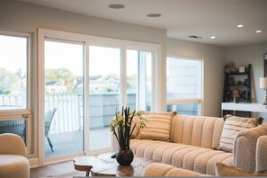 Apartment | 4 bedrooms - Waterfront Retreat With Stunning Views Modern Co (Santa Ana)