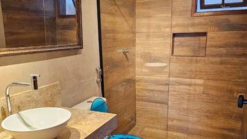 Quarto quádruplo standard, vista para o jardim | Banheiro | Chuveiro, produtos de toalete grátis, toalhas de banho, sabonete