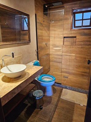 Standard Quadruple Room, Garden View | Bathroom | Shower, free toiletries, towels, soap -  Casa Cacau Buzios (Búzios)