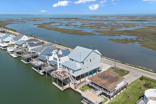 Luxury Waterfront Getaway with Pool + Boat Access