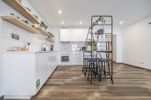 Fridge, microwave, oven, stovetop - Roots Apartments (Faro)