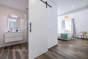 Duplex apartment with terrace | Bathroom | Shower, hair dryer, towels, soap - Roots Apartments (Faro)