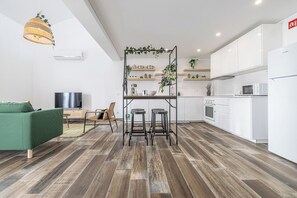 Kühlschrank, Mikrowelle, Ofen, Herdplatte